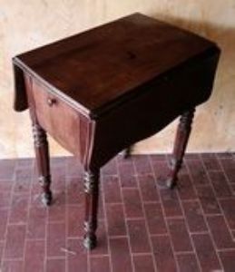 Mobiletto comodino inglese XIX° sec.  in mogano,piano a bandelle . $ gambe tornite fascia con cassetti ed anta cm. 36 x 52 h.70